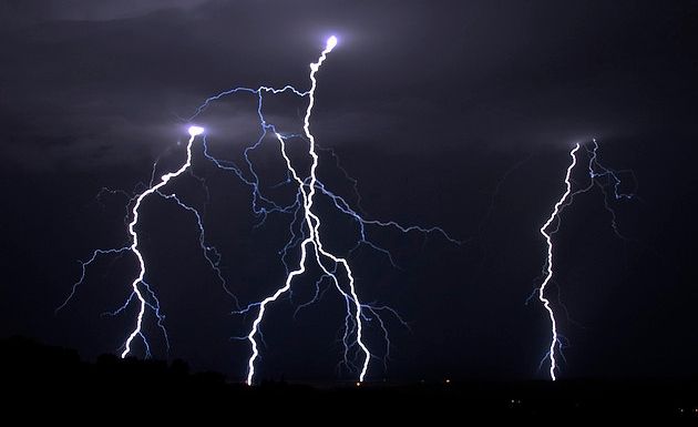 Observaciones de electrificación y descargas atmosféricas